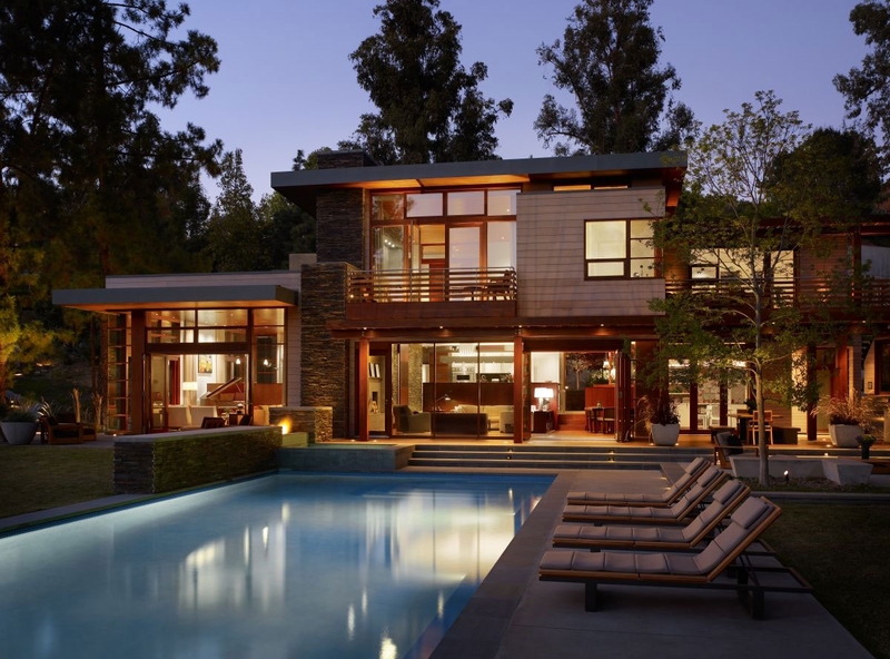 Façade de nuit - Mandeville Canyon Residence par Rockefeller Partners Architects - Los Angeles, Usa - photo Eric Staudenmaier