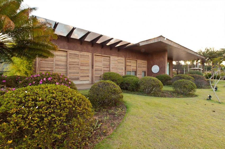 façade - Nova Lima House par Saraiva associados - Nova Lima, Brésil - photo Rafael Carrieri