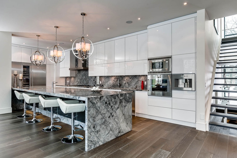 cuisine et îlot en marbre - Ashley Park House par Barroso Homes - Toronto, Canada