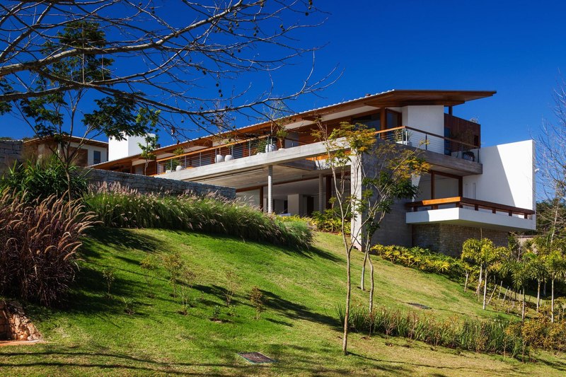 vue d'ensemble en contreplongée - Ft house par Reinach Mendon Arquitetos - Bragança Paulista, Brésil