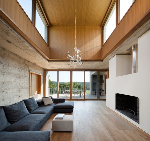 salon et cheminée - Maison Terrier par Bernard Quirot architecte + associés - Haute-Saône, France