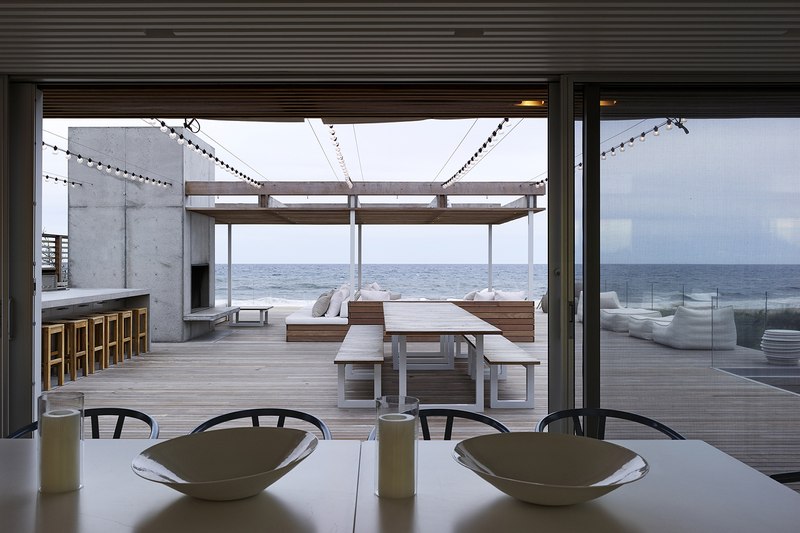 séjour et terrasse étage -  Ocean Deck House par Stelle Lomont Rouhani Architects - Bridgehampton, USA