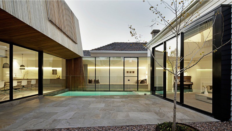 terrasse et piscine - Rénovation contemporaine par Coy Yiontis Architects - Balaclava, Australie