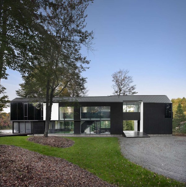 façade allée entrée - Private Residence St-Sauveur par  Saucier + Perrotte architectes -  Saint-Sauveur, Canada