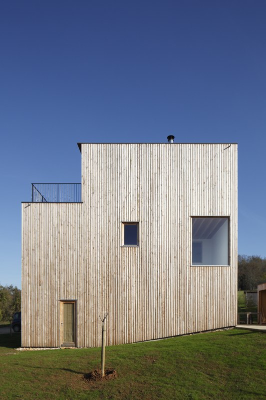 façade entrée - Maison bois contemporaine par Bernard Quirot architecte + associés -  Sampans, France