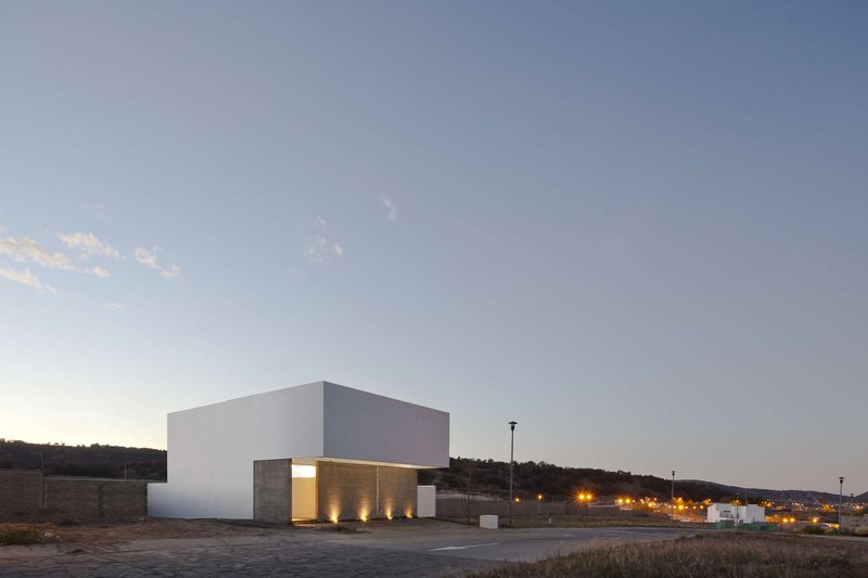 façade de nuit - Home to Watch the Sky par Abraham Cota Paredes Arquitectos - Guadalajara, Mexique