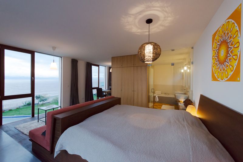 chambre, salle de bains et vue panoramique - Casa do Miradouro par Dirck Mayer - Ponta Delgada, Madère, Portugal