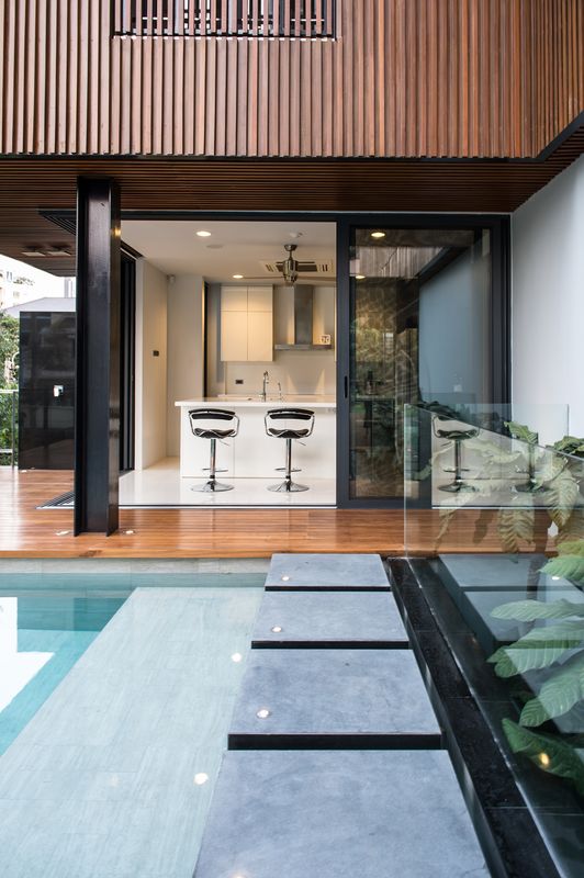 Belle maison contemporaine en bois et béton avec piscine ...