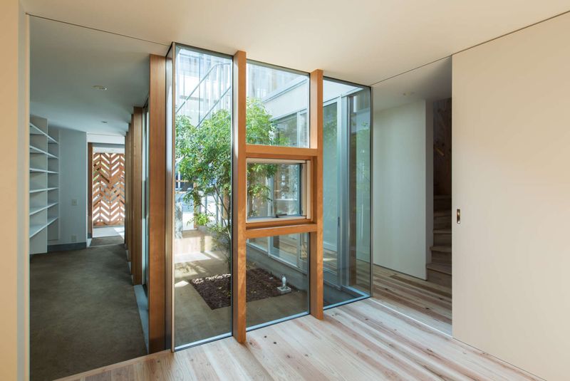 Couloir entrée & mini jardin intérieur - Twin-House par Masahiro Miyake - Kochi, Japon